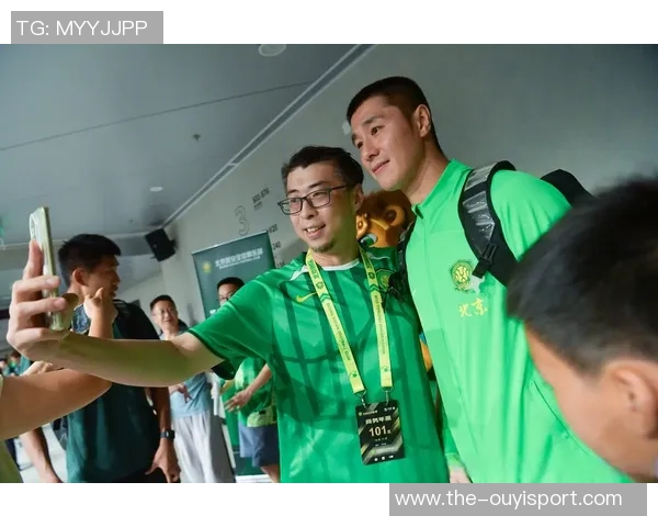 北京国安主场赛后邀请球迷家庭与队员亲密合影共度美好时光